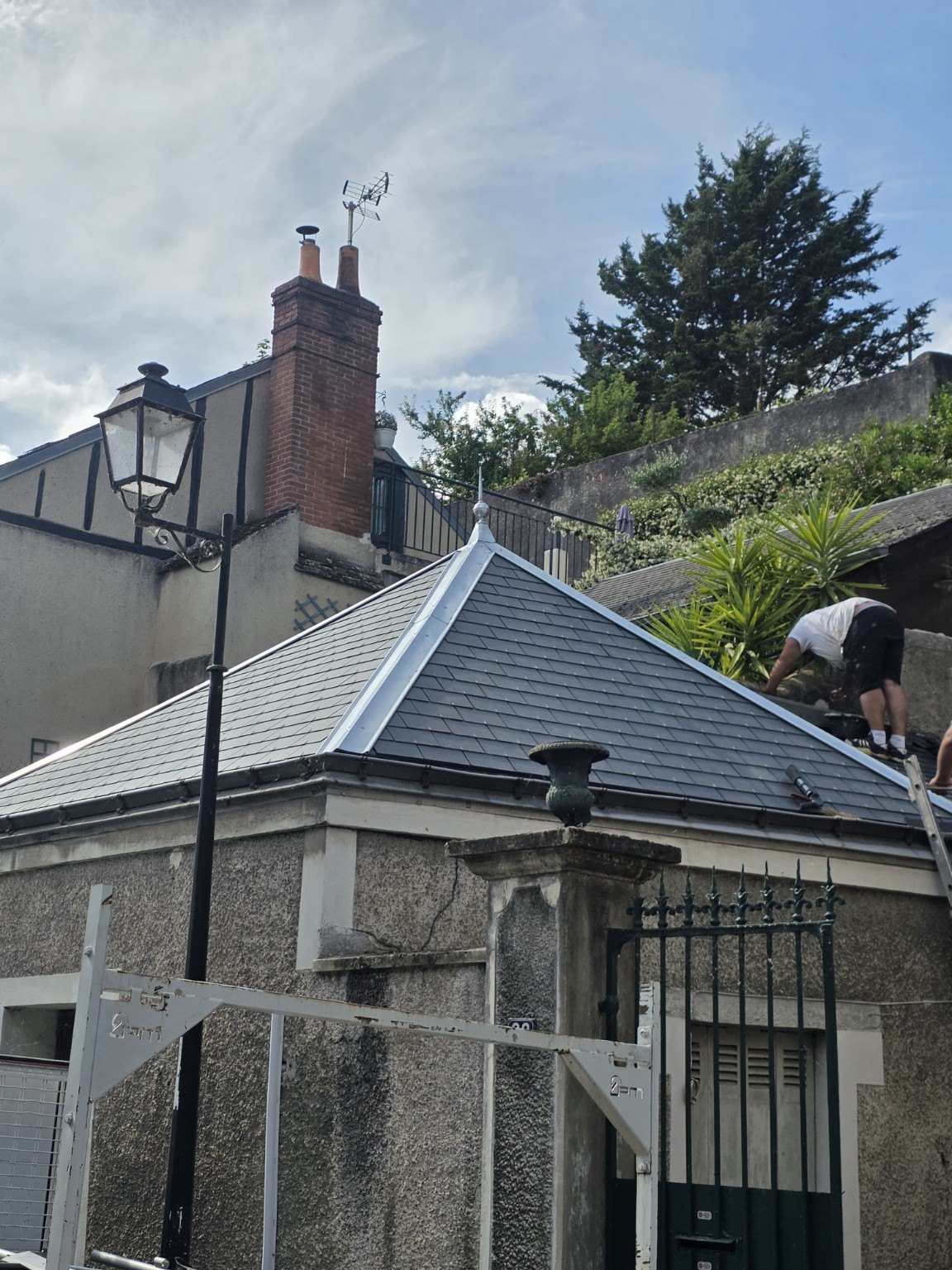 Pose d'ardoises — TOITURE & PATRIMOINE